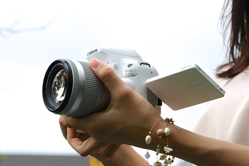 廉価なEOSというより“徹底した入門機”、キヤノン「EOS Kiss X9」（1/3