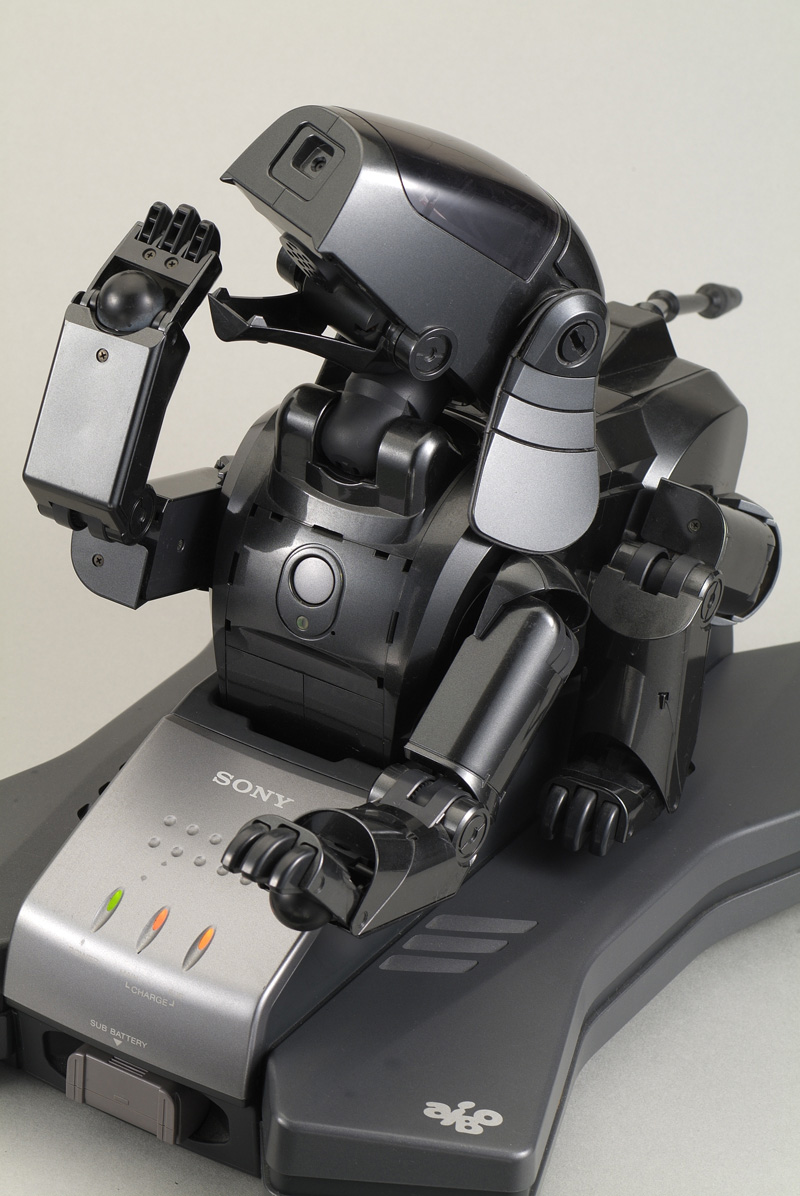 ロボットと暮らす夢がかなった幸せ――ソニー「AIBO ERS-111」：矢野渉の