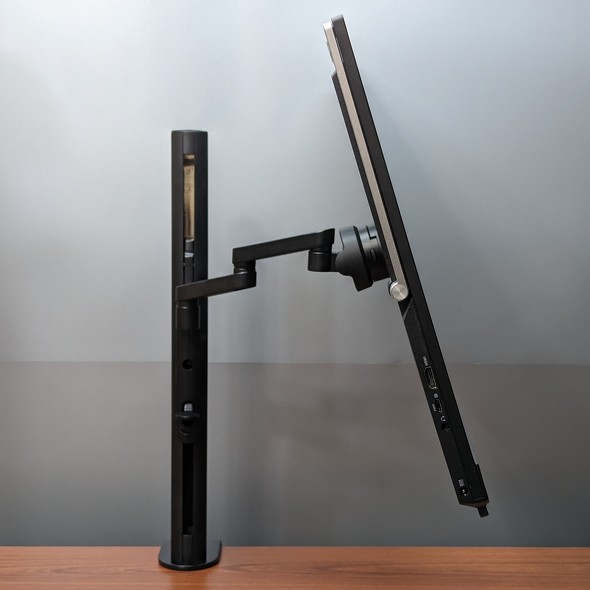 ASUS ZenScreen MB249C」はディスプレイアームが付属しフック掛けにも