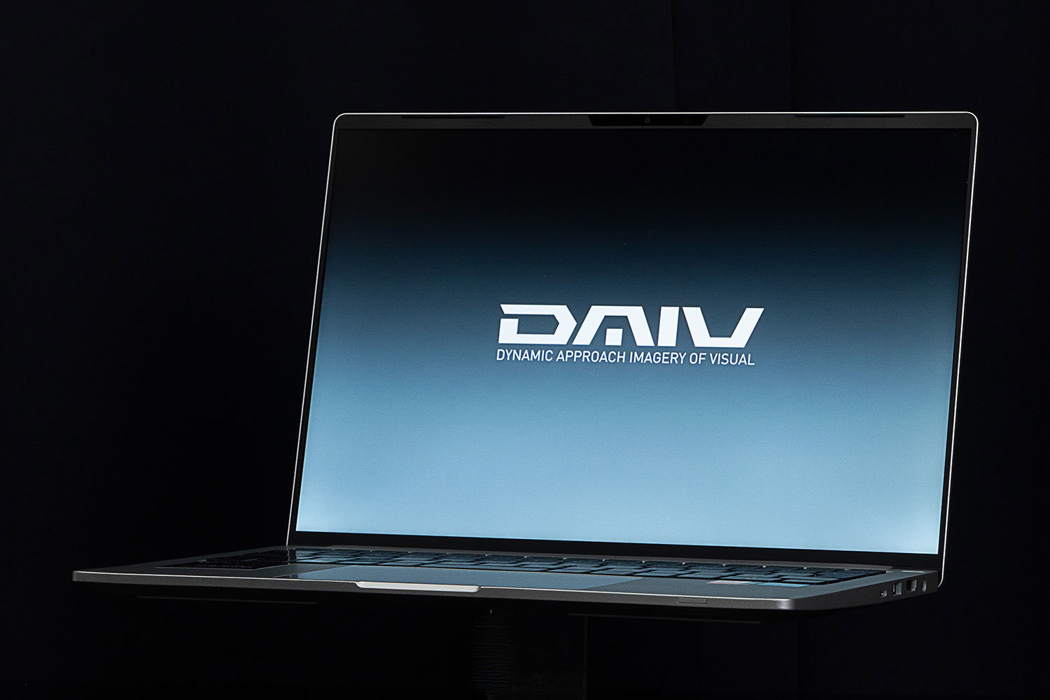アクティブ派にピッタリ！ 1kg切りの超軽量ノートPC「DAIV Z4-I7I01SR