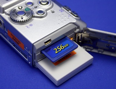 SD採用で“真のウェアラブル機”に――コンパクトニコン「COOLPIX 3700