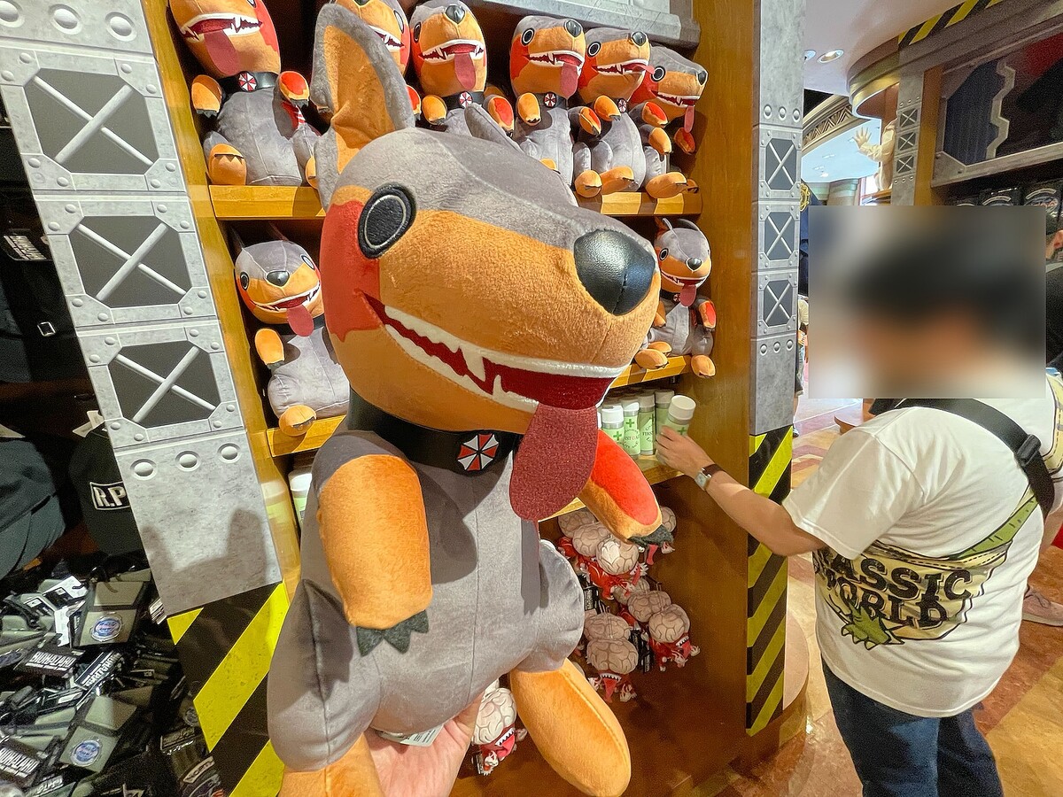 ゾンビ犬のクッションが可愛い！ USJ「バイオハザード」グッズ撮り