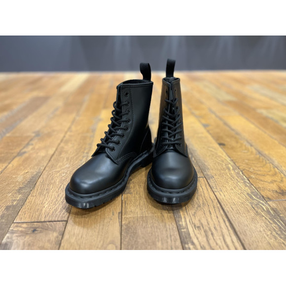 黒ステッチ8ホールブーツ | ドクターマーチン・ショップニュース