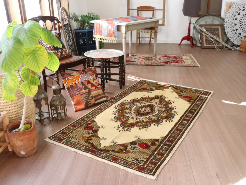 楽天市場】トルコ絨毯 手織りラグ ミラス 174×96cm ブラウン系 花の