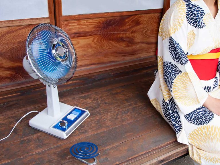 コイズミ☆ミニ扇風機☆レトロ調 コイズミ、昭和レトロ風デザインでコンパクトタイプの「ミニ扇風機」を