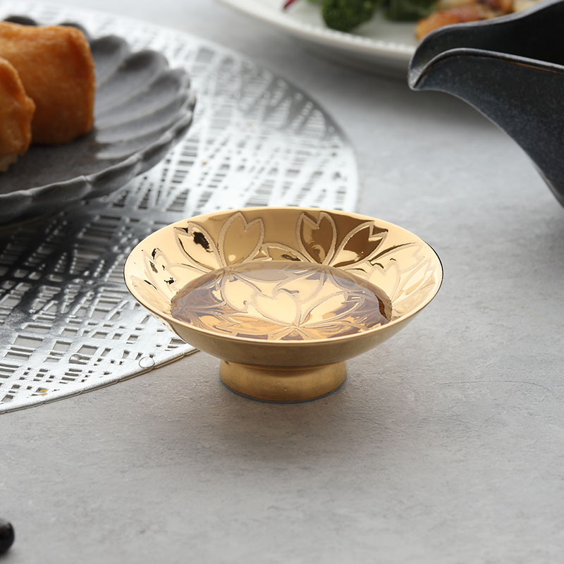 お祝い事や記念日に交わす盃に。