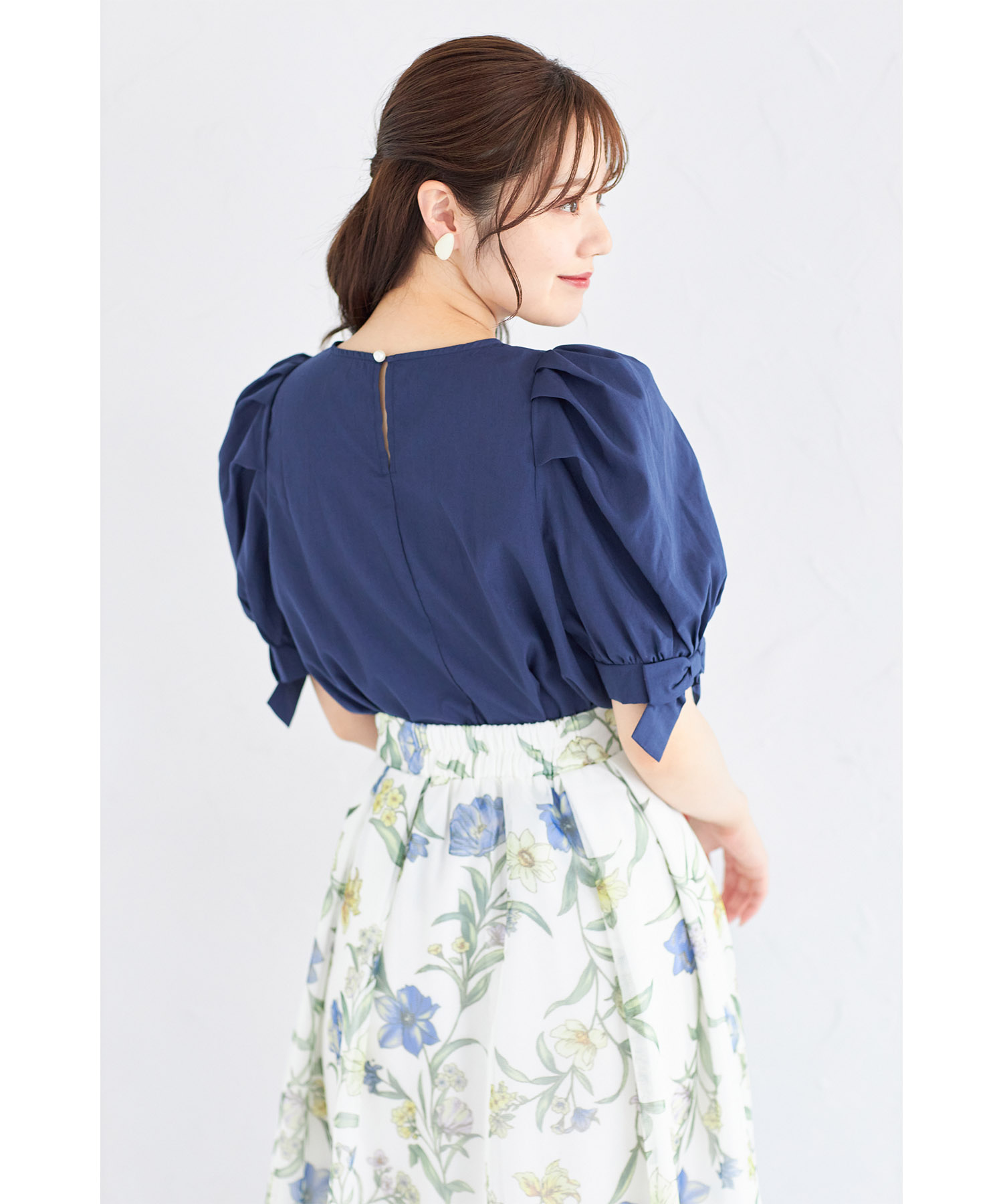 袖口リボン付きパフスリーブブラウス