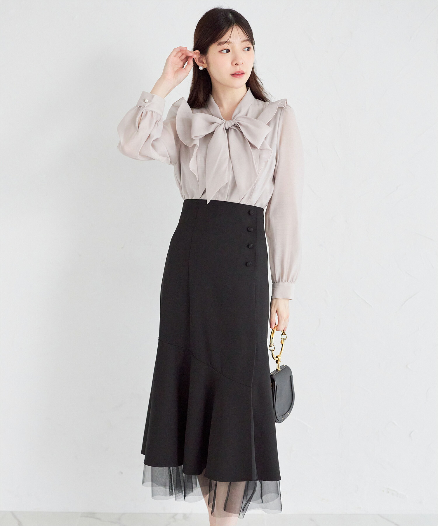 フリル付きパール釦ボウタイリボンシアーブラウス