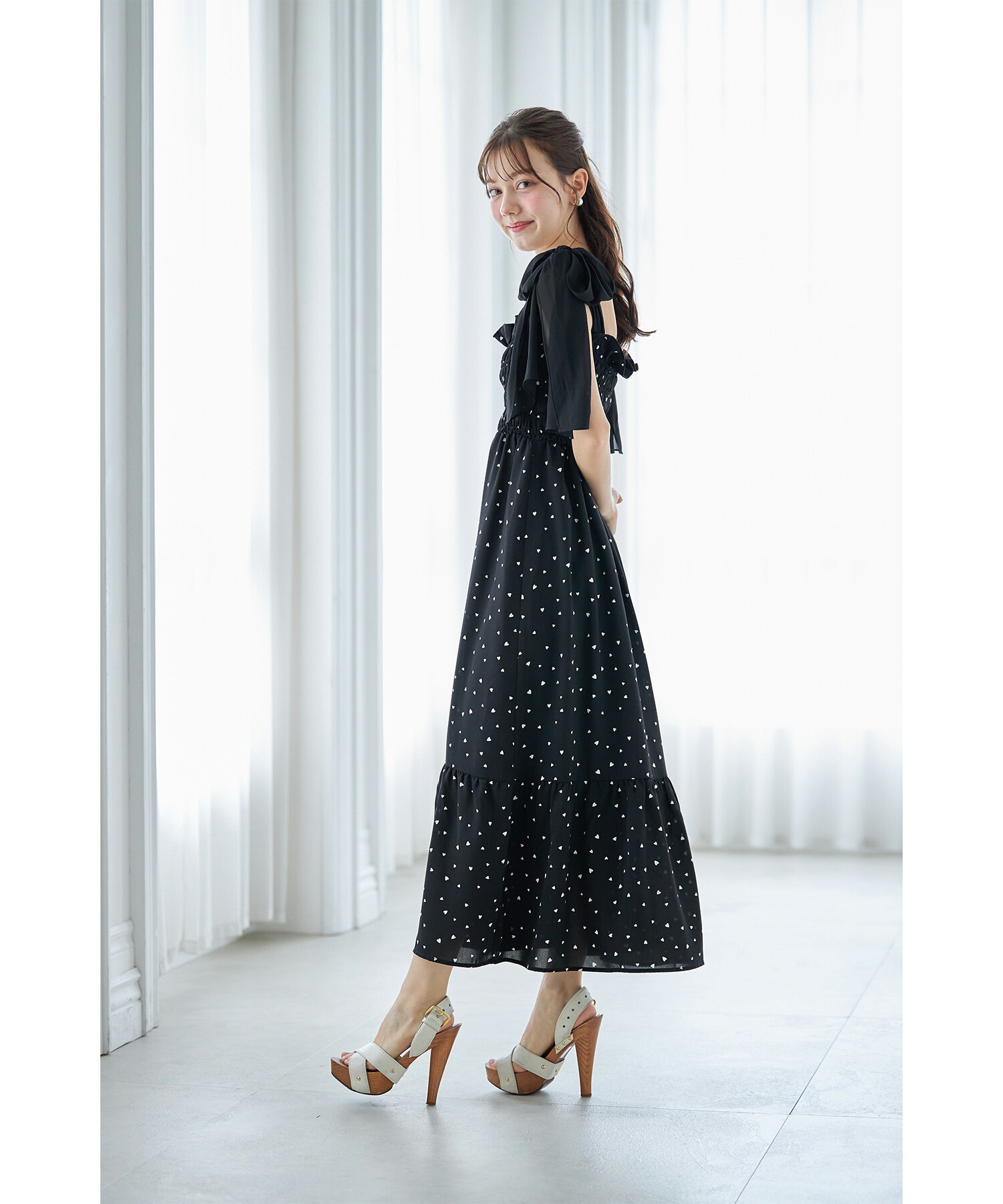 肩リボン付きハートプリントティアードワンピース