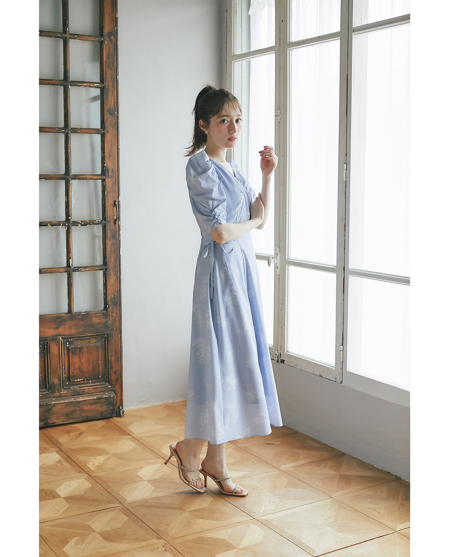 サイドリボン付きパワーショルダーフラワープリントワンピース