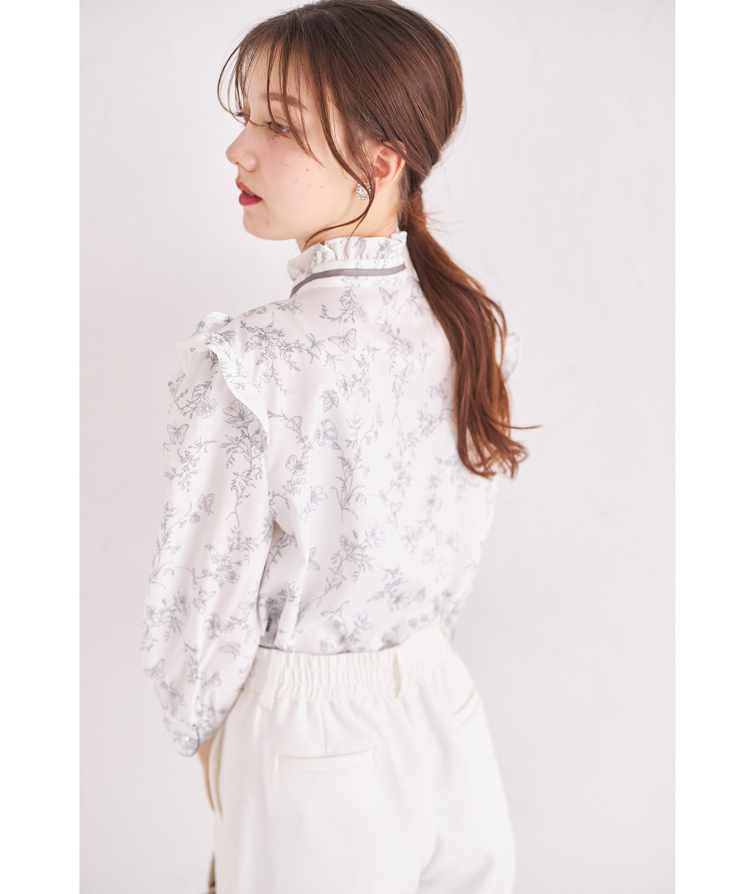 パール釦リボン×フリル付き蝶々トワルドジュイプリントブラウス