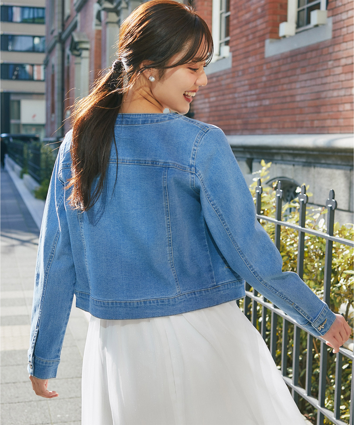 ビジューリボン釦ノーカラーデニムジャケット