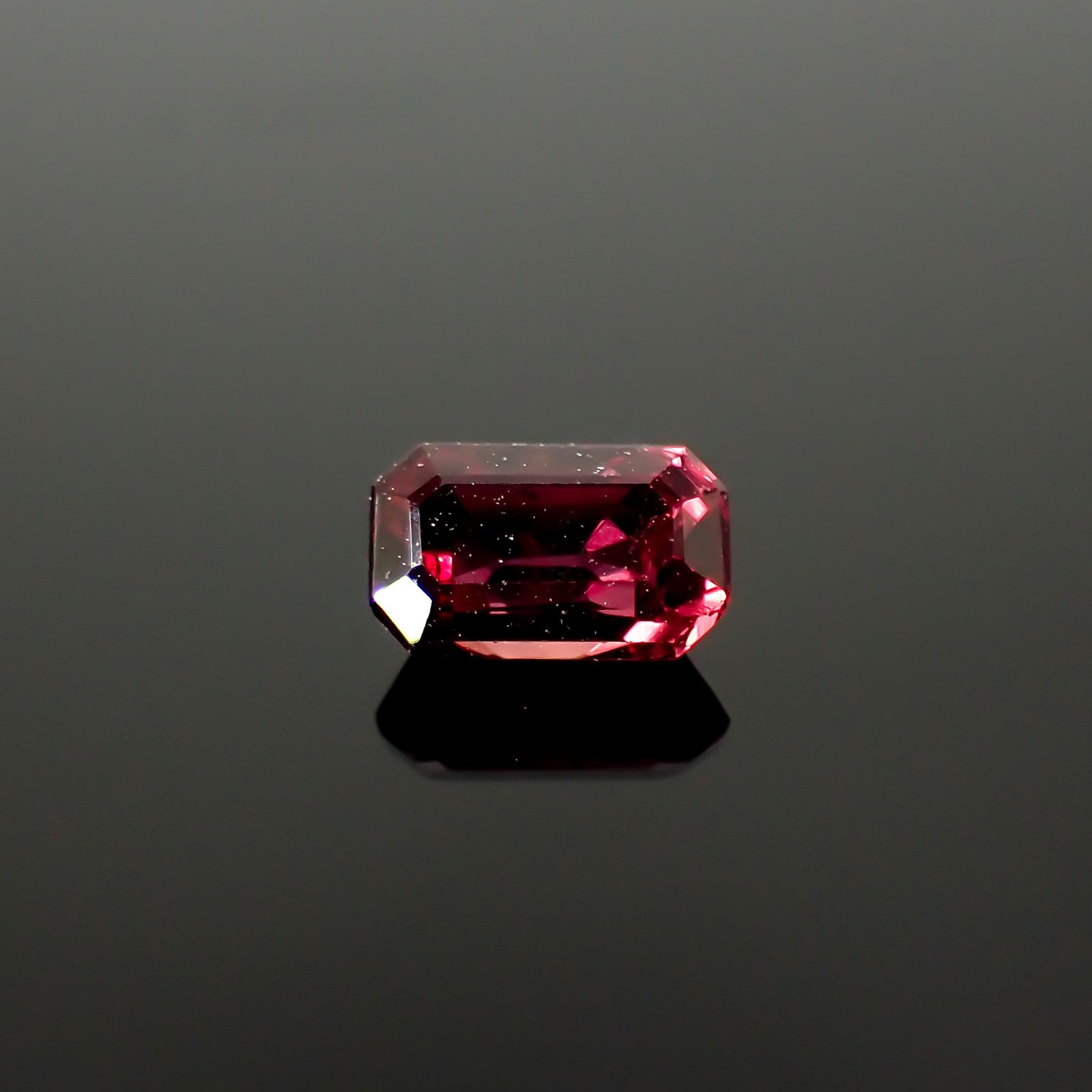 ルビー(宝石名ルビー)タンザニア産 識別済 0.45ct / 5x3mm前後