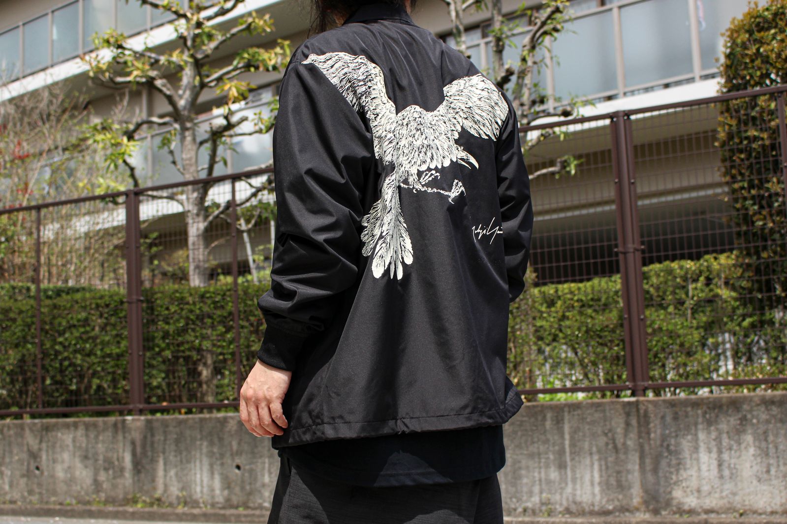 Yohji Yamamoto [カラスのアートワークとブランドシグニチャー