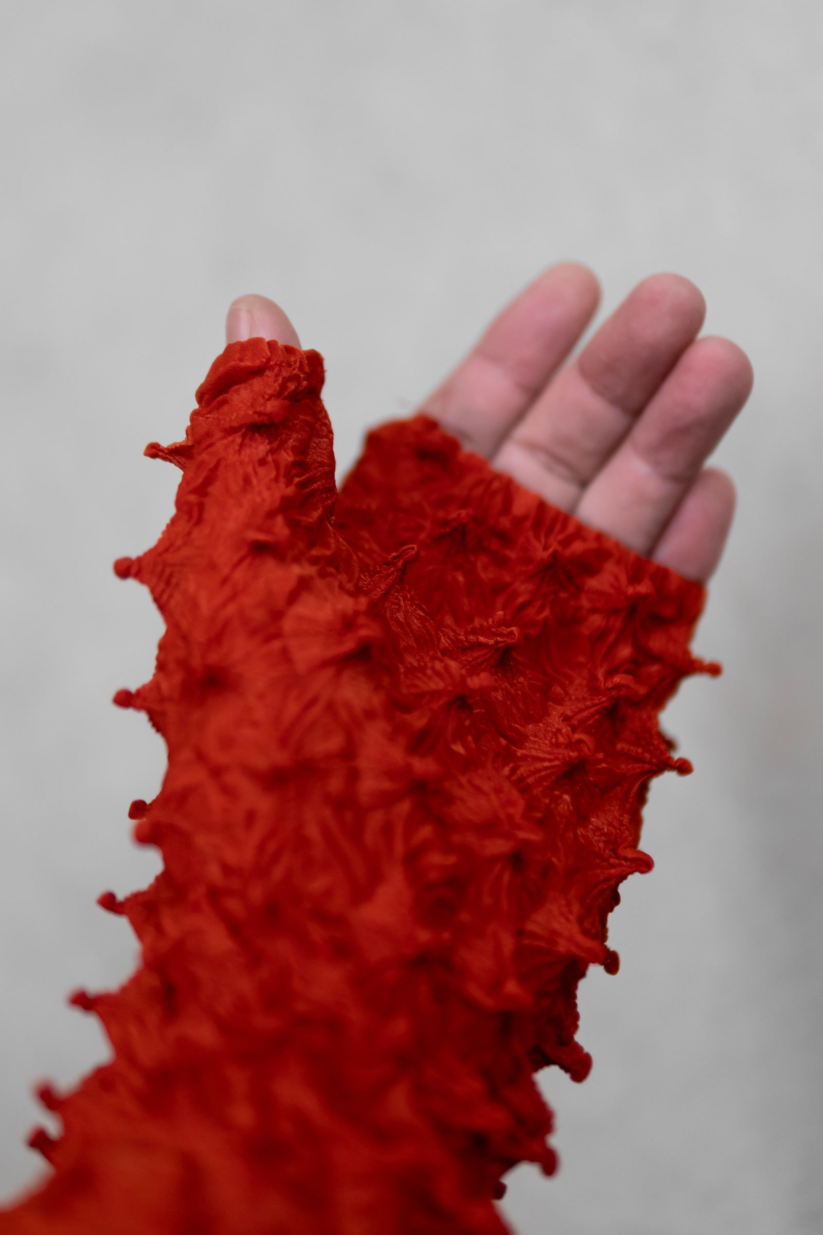 MIKAGE SHIN - Versatile Spiky Shibori Glove / Red | Retikle Online
