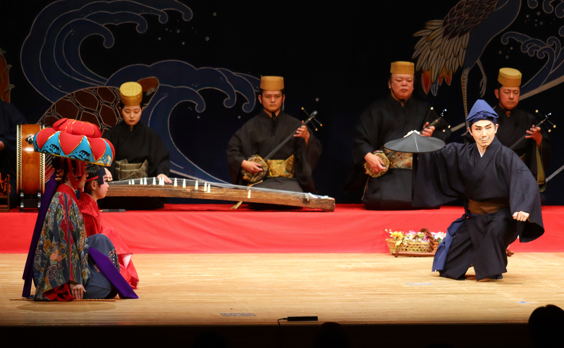 優雅な踊りと三線の音色 琉球芸能、長野市で公演 終戦直後、収容所で