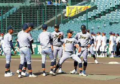 上田西、憧れの甲子園に ユニホーム姿で見学、グランドの感触を確認