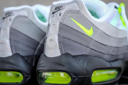 国内7月25日発売予定】 ナイキ エアマックス95 OG ブラック/ボルト