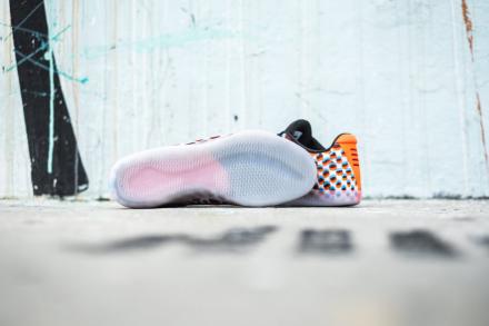 ナイキ コービー 11 EP クール グレー/トータル クリムゾン-クロリン