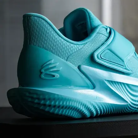 国内8月29日発売予定】 アンダーアーマー カリー フォックス 2 