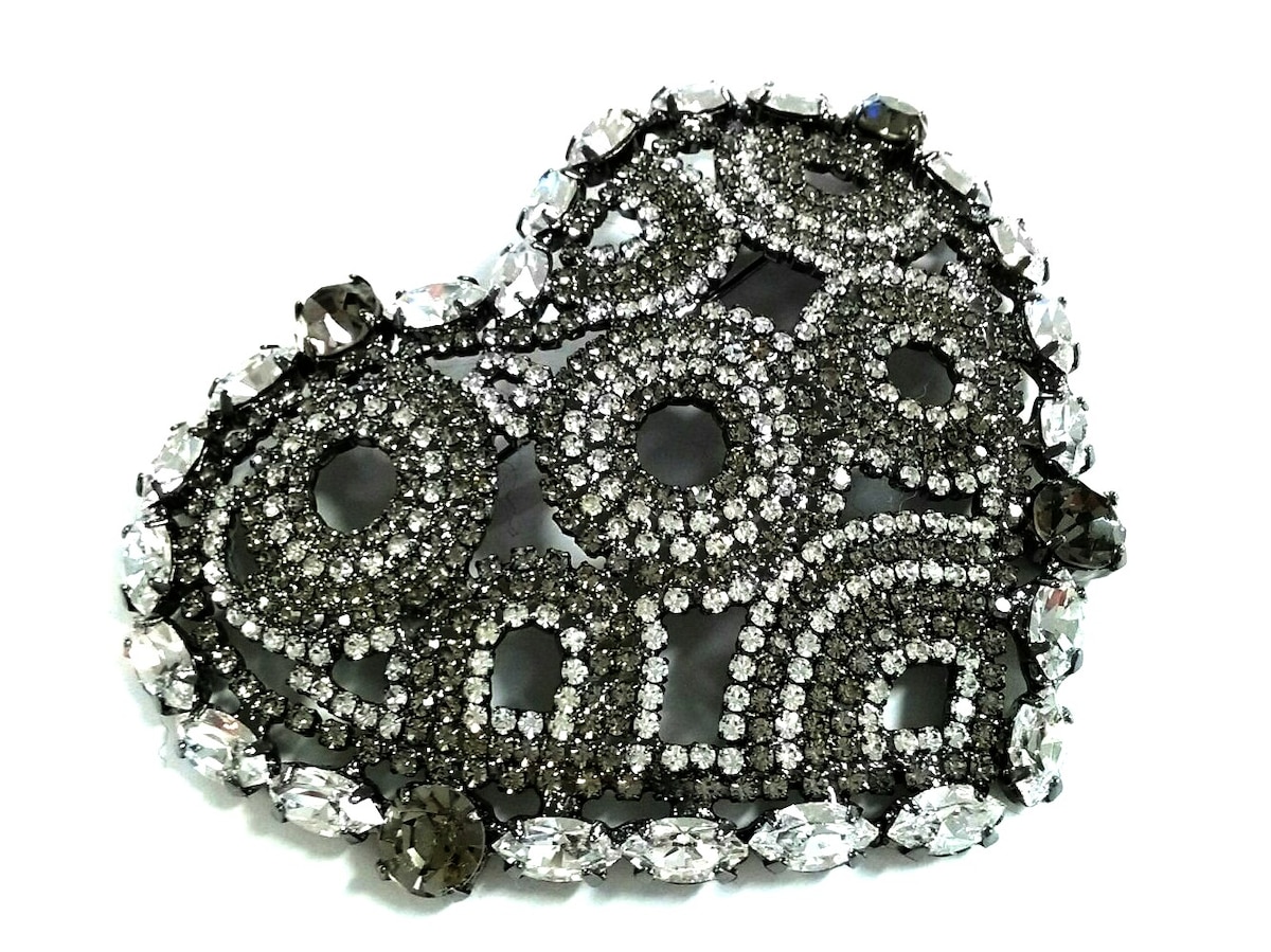 ジョルジュ アルマーニのブローチ GIORGIO ARMANI ジョルジオ