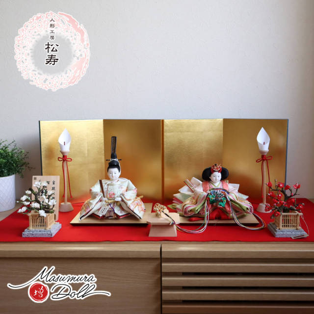 最新作 小出松寿作 四寸おぼこ雛 京刺繍 金駒 「桜刺繍と熨斗目に梅