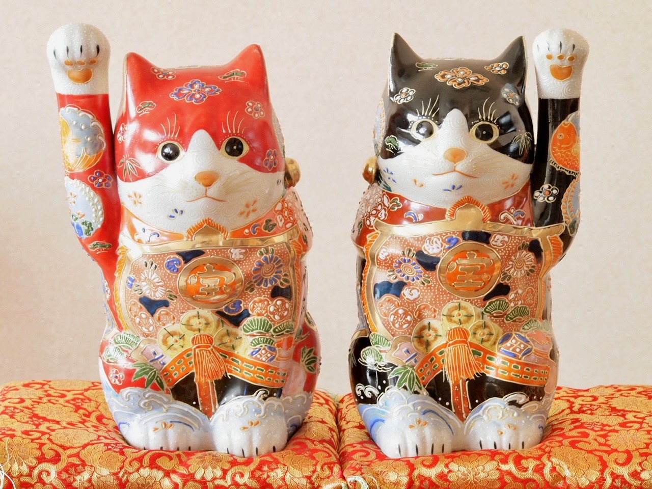 8号招き猫吉祥宝船 赤盛黒盛 各右手左手/ 九谷焼 陶幸 マルヨネ /幅160