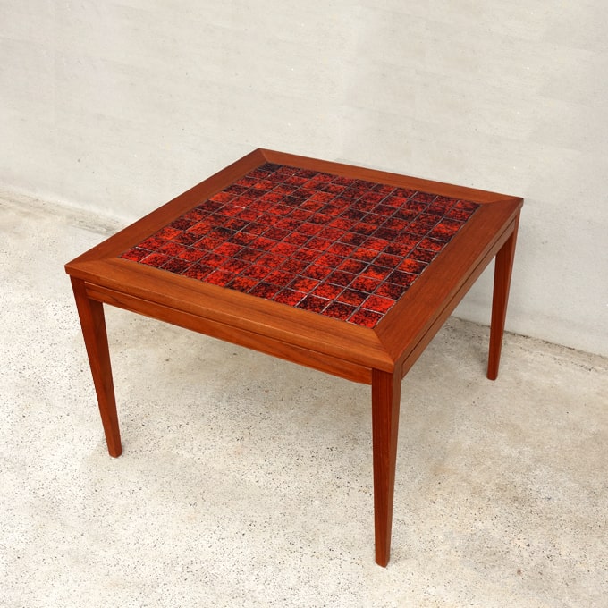 赤いタイルのコーヒーテーブル｜北欧家具アンバーデザイン