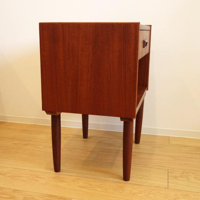 ヴィンテージのナイトテーブル チーク｜北欧家具通販・アンバーデザイン