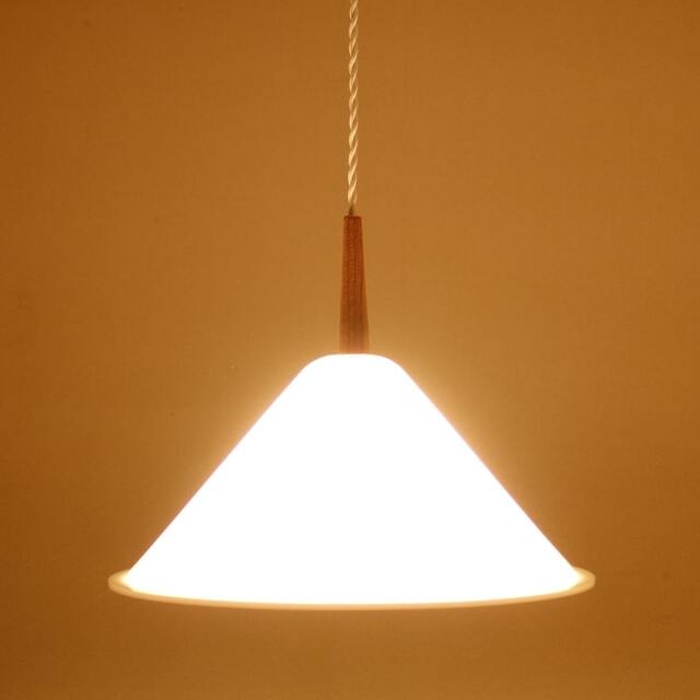 ヴィンテージの白いペンダントライト｜北欧家具アンバーデザイン