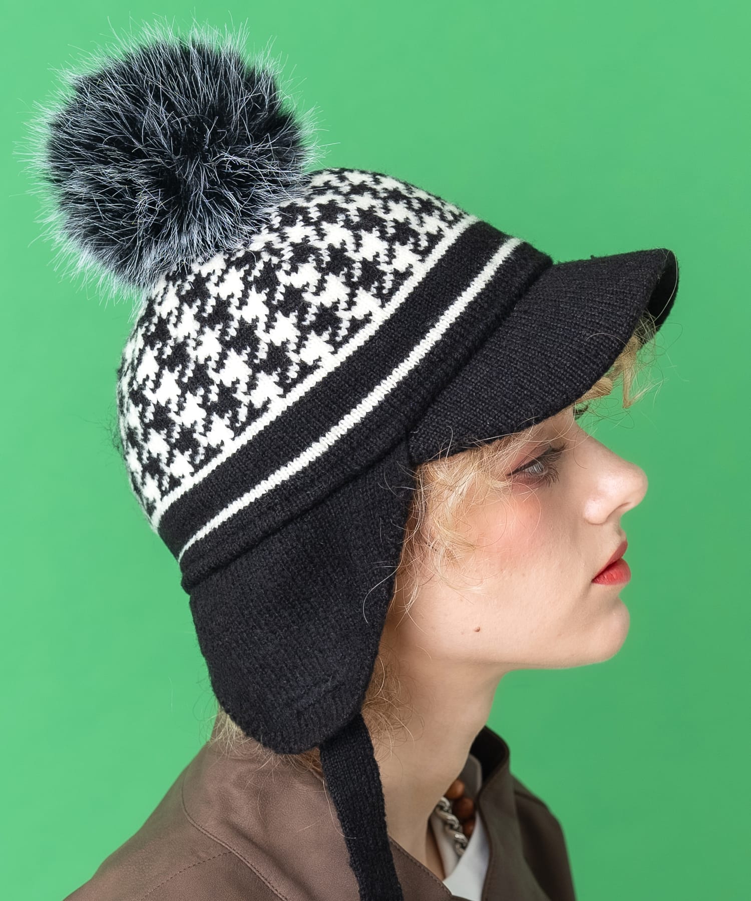 千鳥柄ボンボンツバ付き3WAYイヤーフラップニットキャップ