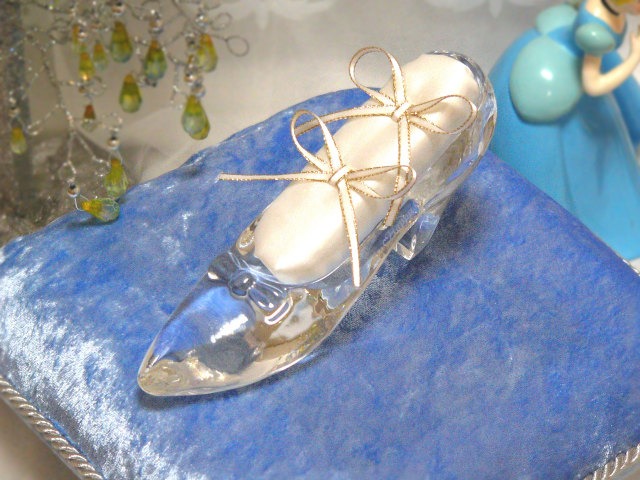 ガラスの靴リングピロー シンデレラ台座ベイビーブルー