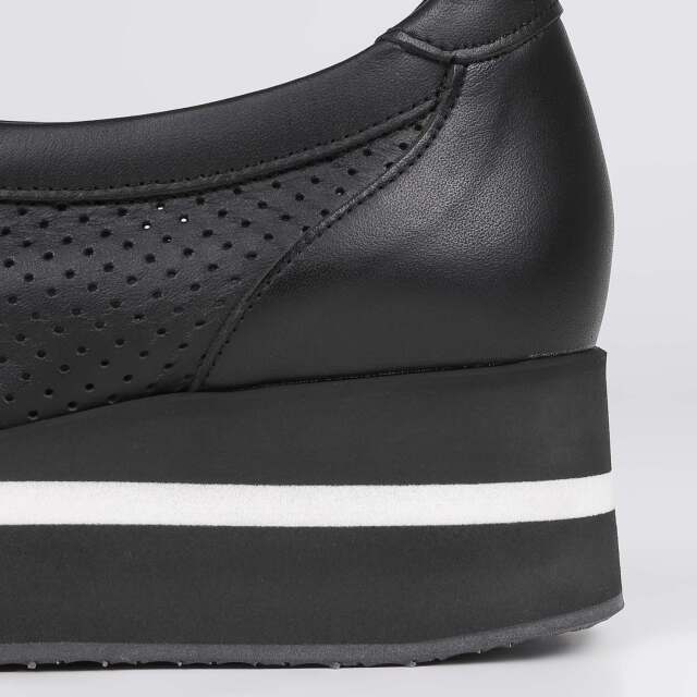 VITA NOVA（ヴィタノヴァ）チェーンビットデザインスリッポン ブラック