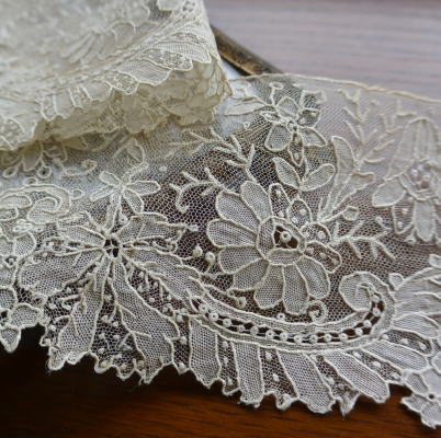 E-759 フランスアンティークハンカチ 19世紀ホワイトワーク手刺繍