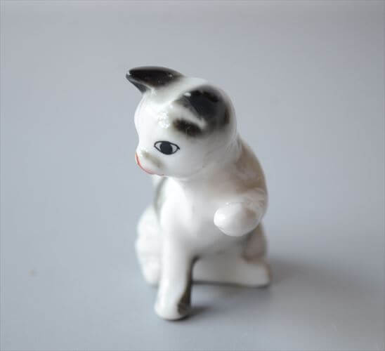 ドイツから 手招きするネコ 陶器のオブジェ ディスプレイ 置物