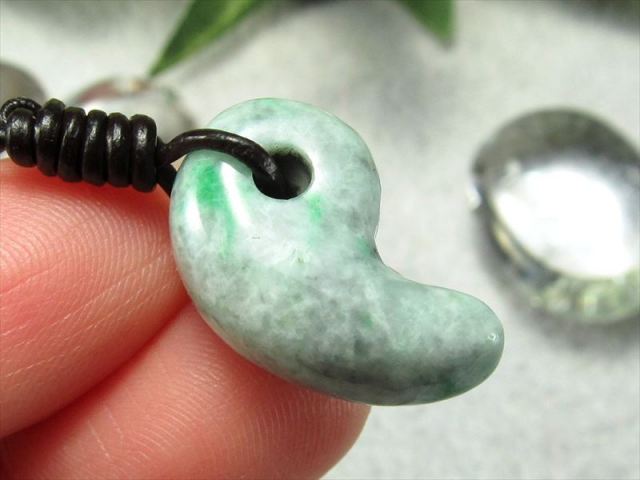 安心の原産地証明書付属 糸魚川 白翡翠(硬玉) 子持ち勾玉(こもちまが