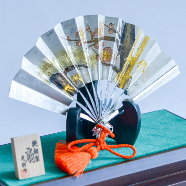 送料無料】 銀製 扇子 松竹梅 G 4.5号・28g ガラスケース付き / 光則