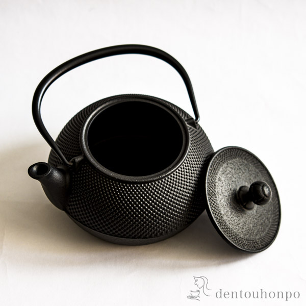 送料無料】 鉄瓶 7型 特製アラレ紋 内面釜焼・外面黒焼付仕上げ IH対応