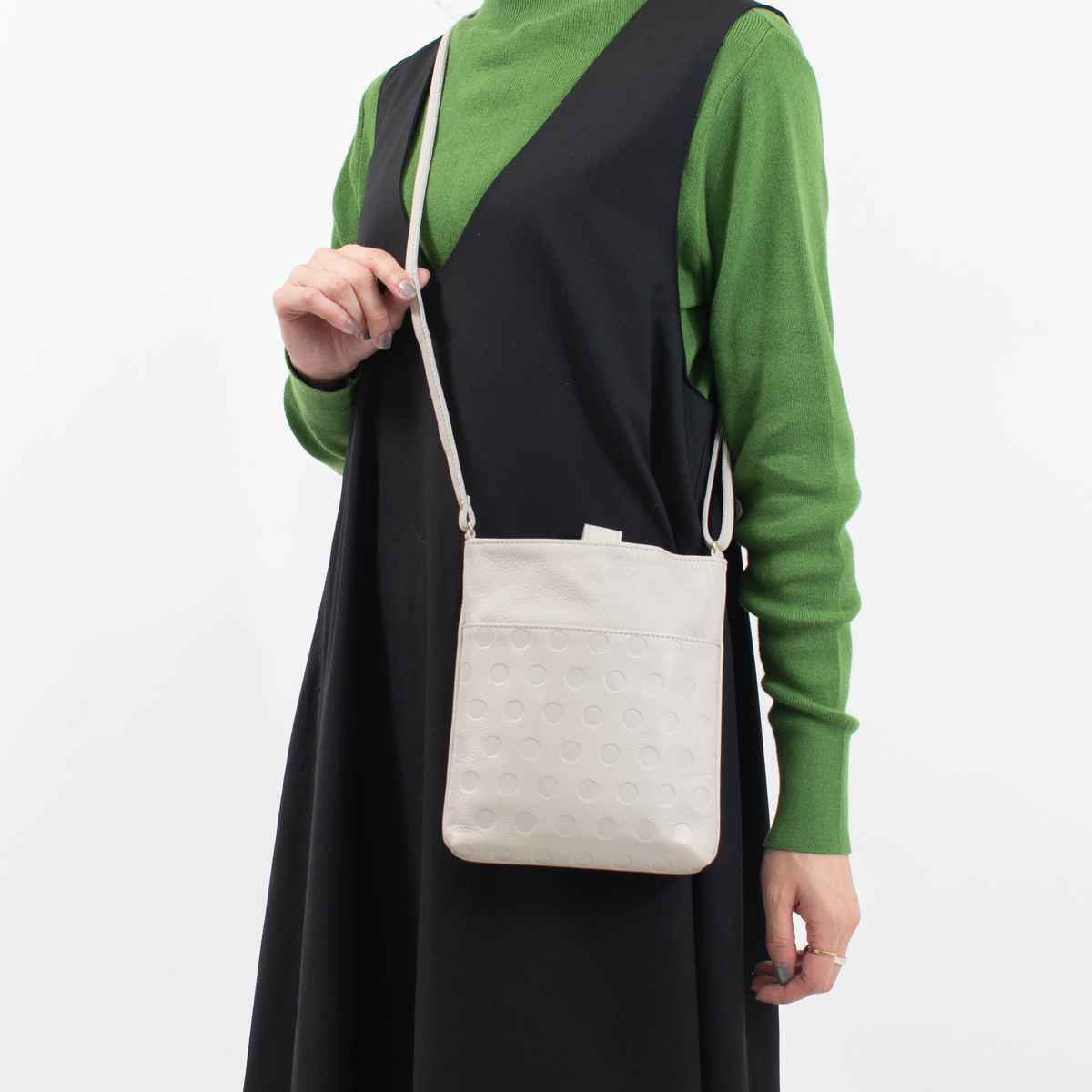 zucchero 水玉型押しスマホショルダーバッグ 29150 ｜ナチュラル