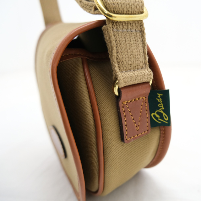 ブランド曲線が特徴的なフラップ式のミニショルダーバッグ*