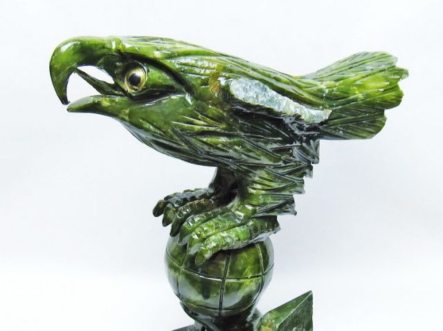 2.1Kgパワーストーン 天然石 インド翡翠鷹置物[T726-1490]