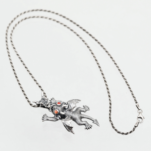 悪魔のペンダント