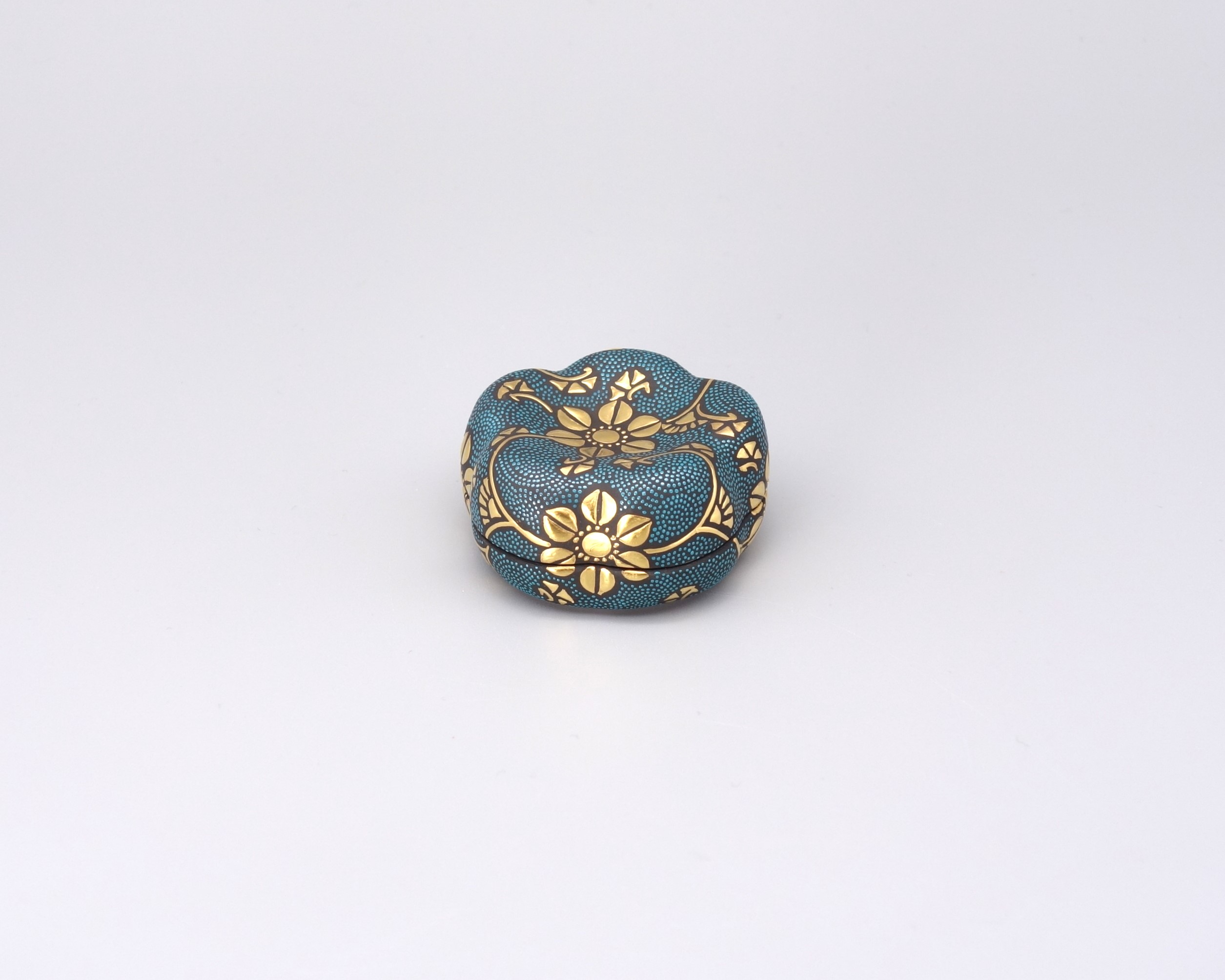 梅型香合 渦打青粒（中細字） [ 仲田錦玉 ]