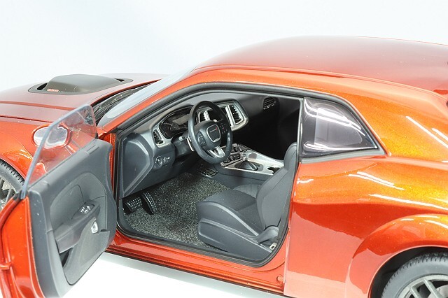 オートアート コンポジット 1/18 ダッジ チャレンジャー R/T