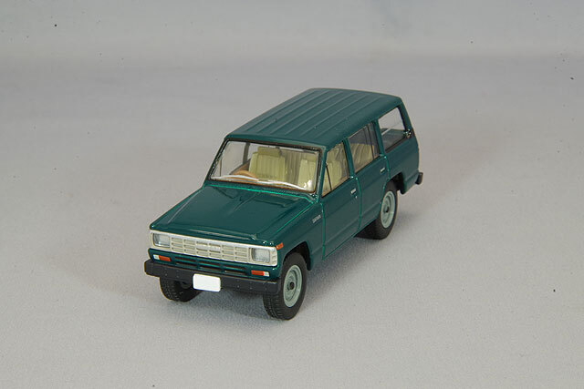 トミカリミテッドヴィンテージ NEO 1/64 日産 サファリ エクストラバン