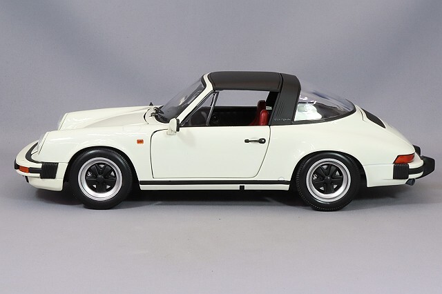 ミニチャンプス 1/18 ポルシェ 911 カレラ 3.2 タルガ 1983 ホワイト