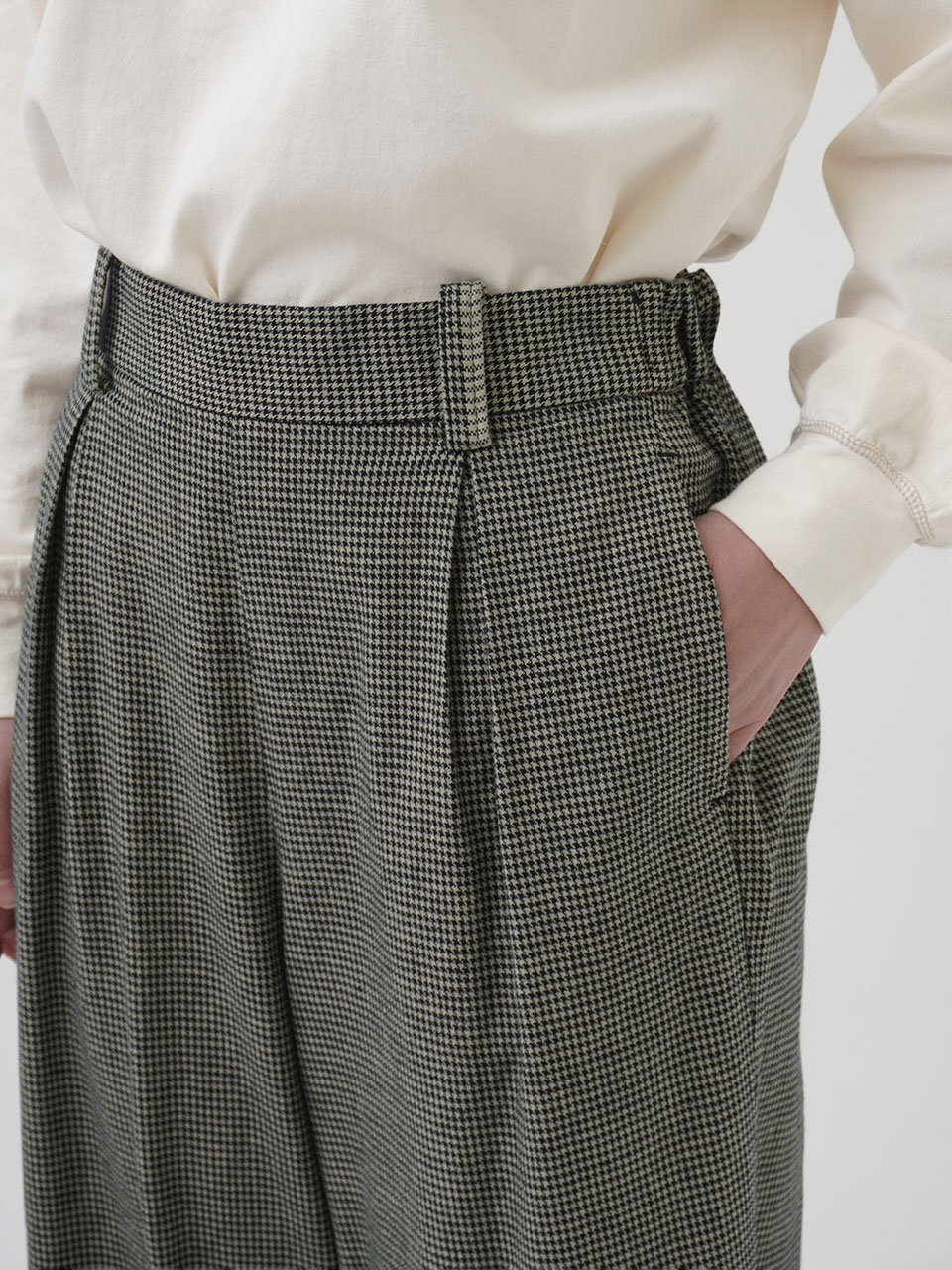 16／-インディゴ千鳥タックパンツ