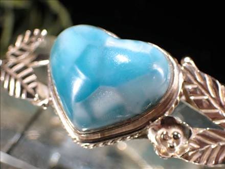 ◇極上特大天然石使用！◇キュートなハート型◇愛と平和の象徴◇カリブ