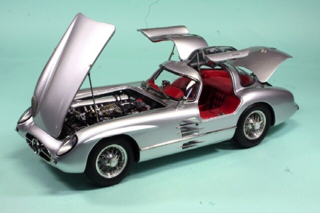 CMC 1/18 メルセデスベンツ 300 SLR クーペ 1955 シルバー/レッド