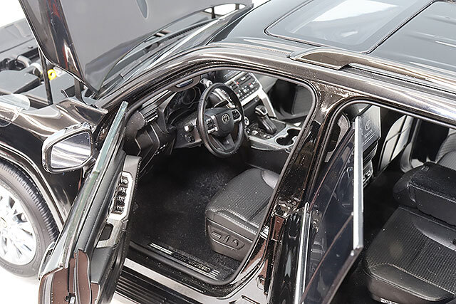 LCDモデル 1/18 ランドクルーザー300 ZX ブラック